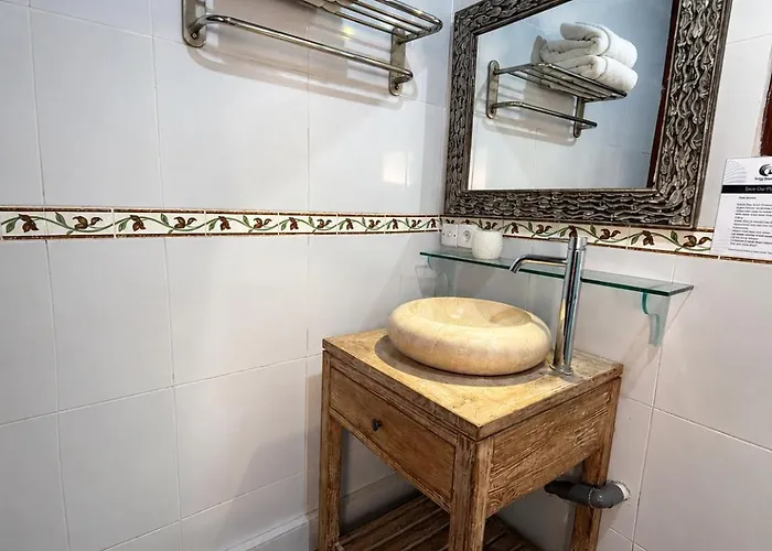 Bed & Breakfast Surfer Paradise Bali 3*